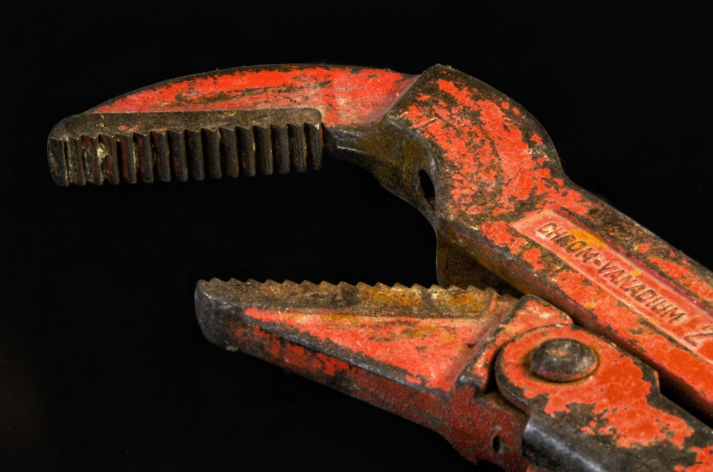 plombier-SERANON-min_pipe-wrench-318084